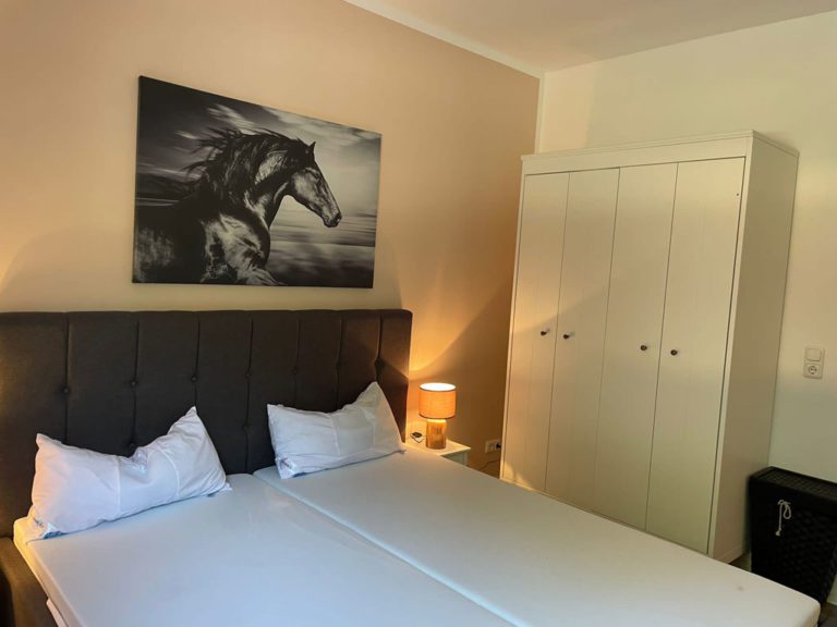 Schlafzimmer Ferienwohnung Reiterhof Boltenhagen